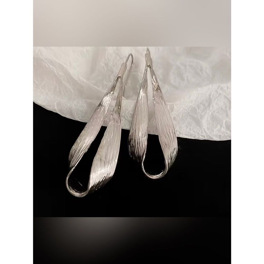 Sculpted Silver Drop Earrings A1996 - Picture 2 of 3